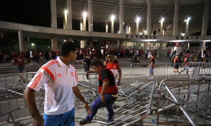 Torcedores depredaram o Maracanã, antes e depois do jogo do Fla